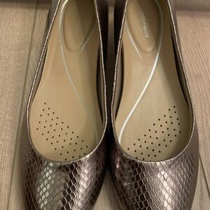 Easy Spirit Women's Shimmering Bronze Loafers